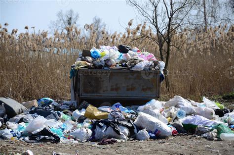 El Bote De Basura Est Lleno De Basura Y Desechos Retiro Intempestivo