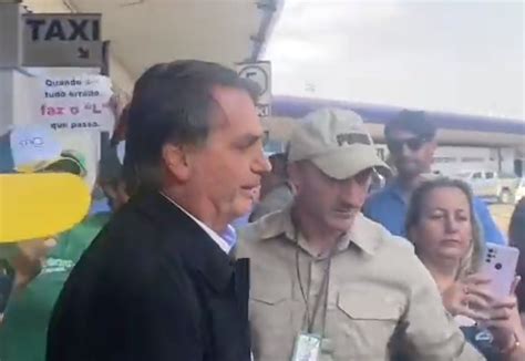 Bolsonaro Recebido Por Apoiadores No Aeroporto De Ribeir O Veja O