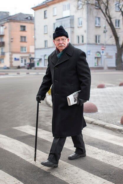 Voller Schuss älterer Mann der einen Spaziergang macht Kostenlose Foto