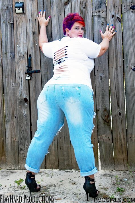 Short Haired Hottie Drilling Her Pussy With A Toy Photos