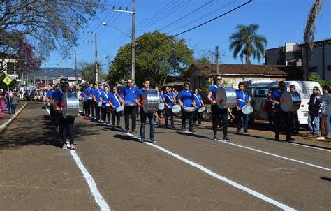 Desfile de 7 de setembro é acompanhado por centenas de pessoas em