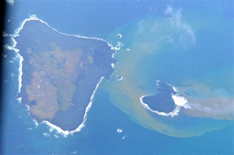 朝日新聞デジタル：【11月26日】噴火を続ける、西之島付近に出現した新しい島（右）＝26日、海上保安庁提供 小笠原の新島（1625