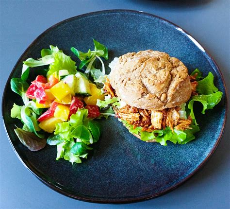 Pulled Chicken Burger Mit Salat TIME4SPORT