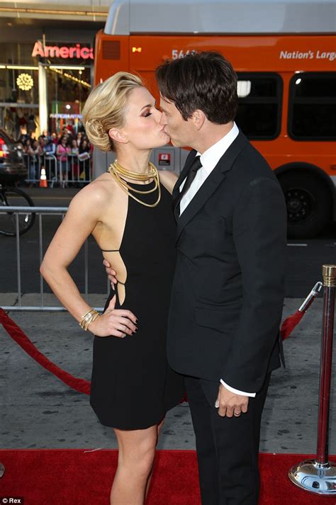 Anna Paquin Wears A Black Dress At True Blood Premier With Husband