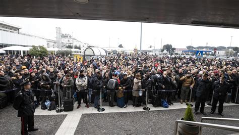 Ciampino Paura Per L Incendio All Aeroporto La Folla Fuori Dallo Scalo