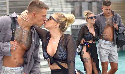 Love Island S Olivia Buckland Shares Kiss With Alex Bowen In Maldives