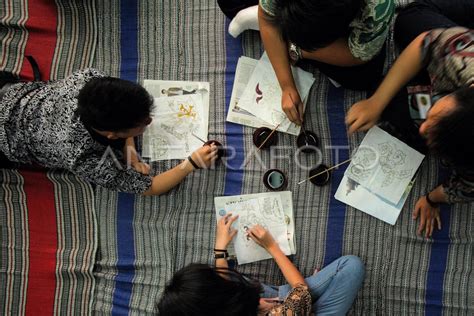 MAHASISWA BELAJAR MEMBATIK ANTARA Foto