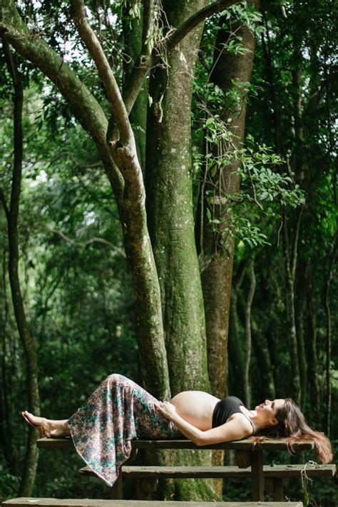 Ensaio Gestante Fotografado Ao Ar Livre Em São Paulo Com Muito Verde