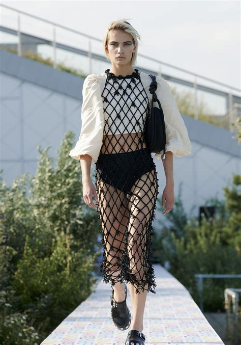 Mode Trend 2022 So Tragen Sie Das Naked Dress