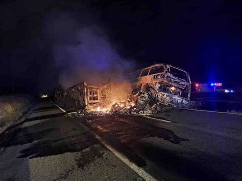 Suman 22 Muertos Tras Choque De Autobús Con Un Tráiler En Sinaloa