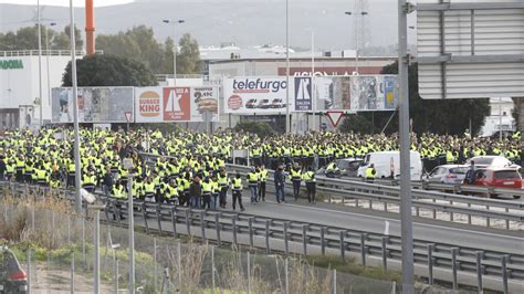 Imágenes del corte de la A 7 por los trabajadores de Acerinox en huelga