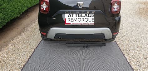 Le Montage De Lattelage Remorque Sur Une Voiture