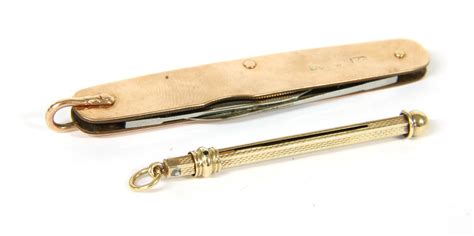 Lot 17 - A 9ct gold penknife