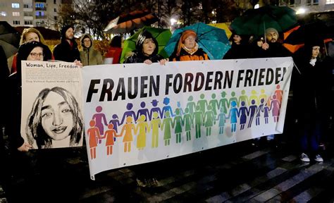 Frauen Leben Freiheit kämpferische Aktionen zum Internationalen Tag