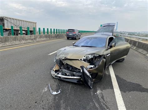 嘉縣快速公路發生車禍！百萬捷豹跑車自撞「車頭全爛」 幸駕駛無受傷 聯合新聞網 Line Today