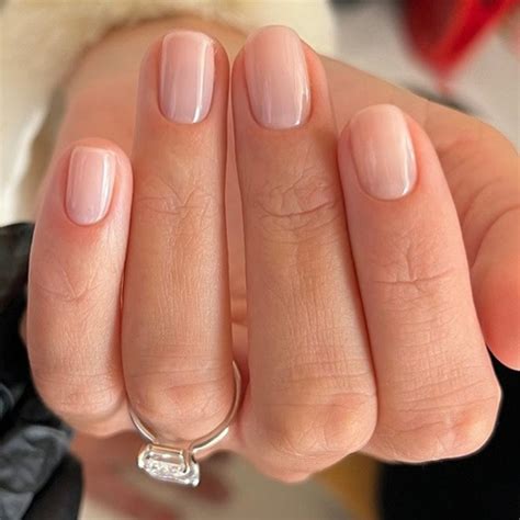 Naked French Manicure Gaya Kuku Simpel Untuk Sempurnakan Tampilan