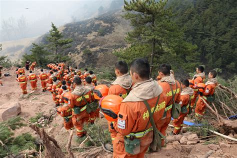 远眺默哀 山西沁源火场森林消防员送别凉山战友凤凰网