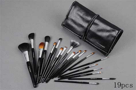 MyWardrobe Shoppe: MAC* MAKEUP BRUSH SET