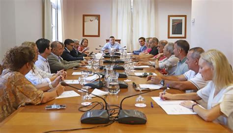 Betancort se reúne con la Federación Turística de Lanzarote para