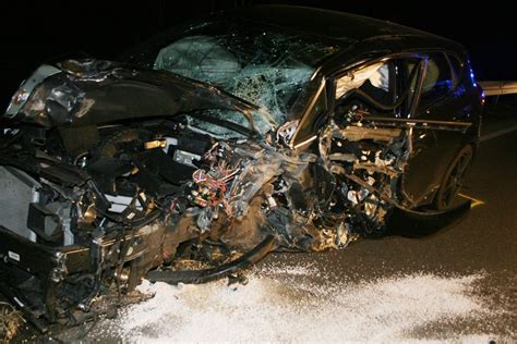 Fotostrecke Blumberg Autofahrer Stirbt Bei Unfall Auf B Blumberg