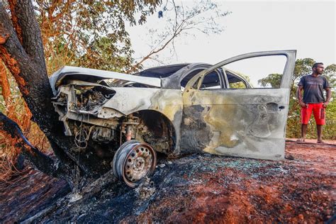 Veículo Pega Fogo E Fica Totalmente Destruído Após Colisão O Imparcial