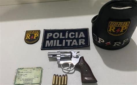 Homem porte ilegal de arma foge por telhado mas é capturado pela