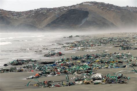 Playa Cavero De Ventanilla Sufre La Contaminación De Plásticos Y