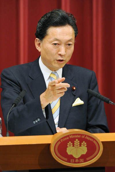 首相就任後、初めての記者会見に臨む鳩山由紀夫氏：鳩山由紀夫元首相 写真特集：時事ドットコム