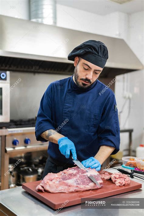 Chef Cortando Carne En La Cocina Cuchillo Producto Stock Photo