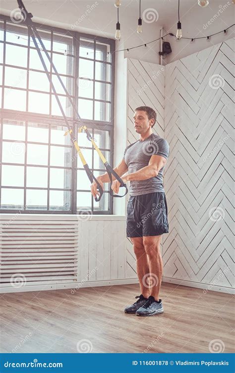 Ejercicio Que Hace Masculino De La Aptitud Muscular Con TRX