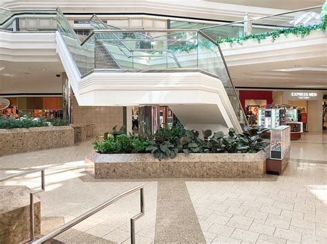 The Mall At Tuttle Crossing Columbus Oh The Caldor Rainbow Flickr