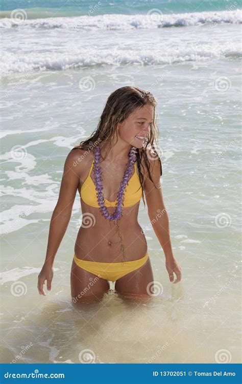 Jugendlicher In Einem Gelben Bikini Im Ozean Stockbild Bild Von