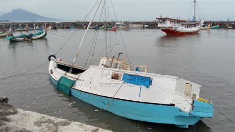 Diterjang Ombak Tiga Kapal Karam Saat Bersandar Di Pelabuhan Kalbut