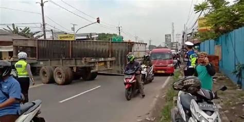 Truk Kontainer Terguling Jalan Raya Serang Cibadak Macet