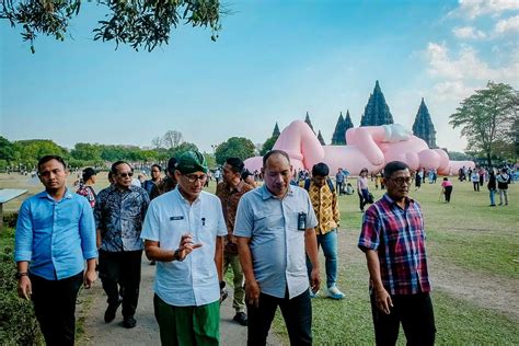 Siaran Pers Menparekraf KAWS Holiday Indonesia Di Candi Prambanan