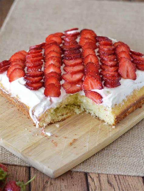 Easy Yellow Cake With Fresh Strawberries Diy Candy