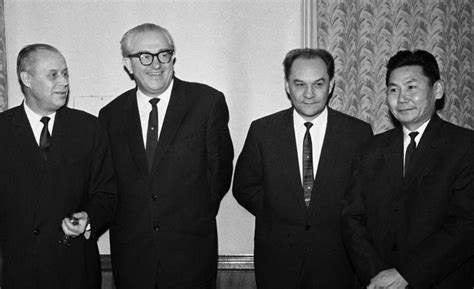 Pin de Political History Pics em Yuri Andropov
