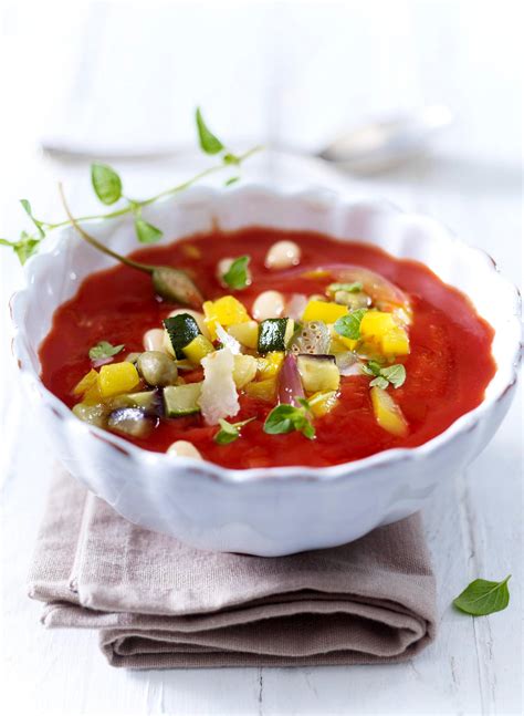 Tomatensuppe Mit Zucchini Tomaten Paprika Und Bohnenkernen Rezept