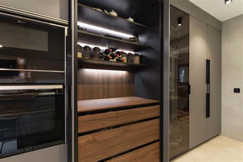 COCINA SANTOS GRIS CON VITRINAS Transitional Kitchen Madrid By