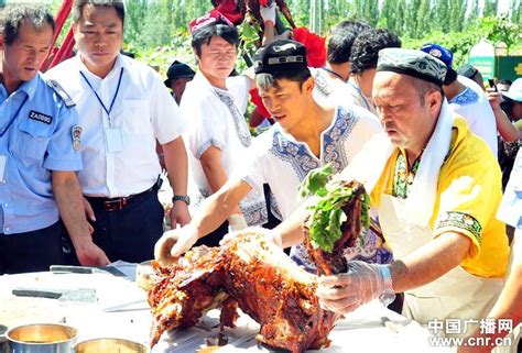 新疆吐鲁番“世界大馕坑”一次烤炙10只烤全羊（图）