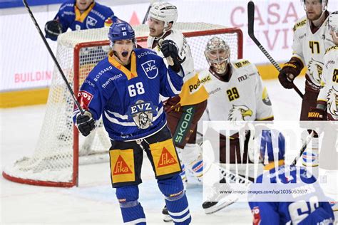 Fabrice Herzog EVZ Cheering Hi Goalkeeper Robert Mayer GSHC EV Zug