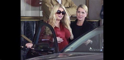 Photo Jessica Simpson embarque à bord de sa voiture après avoir fait