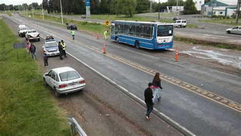 Accidente En La Ruta Nacional N 8 Involucra Dos Autos Y Un Colectivo