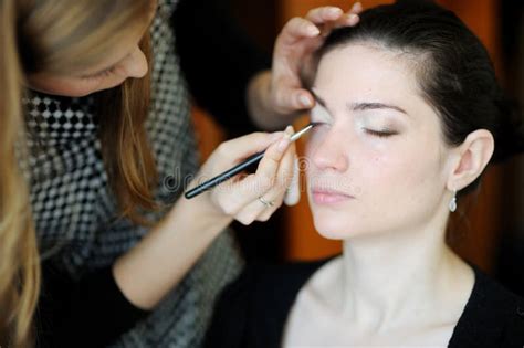 Mujer Hermosa Joven Que Aplica Maquillaje De La Boda Foto De Archivo