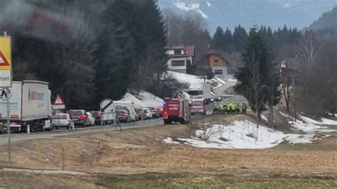 Unfall Auf Der B Lenker Kracht Gegen Baum In Minuten Nachrichten