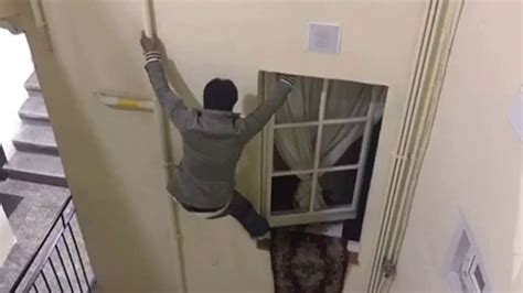 El V Deo Del Momento En El Que Un Hombre Intenta Entrar Por La Ventana