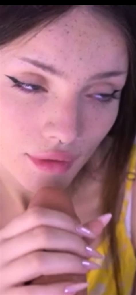 Bellacle Webcam Dildo Blowjob