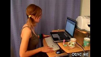 Joven bombón se deja seducir por caballero muy maduro XVIDEOS