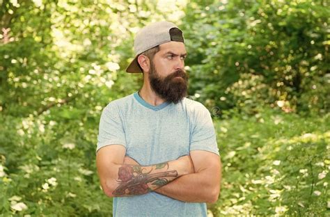 Baje Los Pies En Calor Morena Barbudo Hombre Lleva Gorra En El Bosque