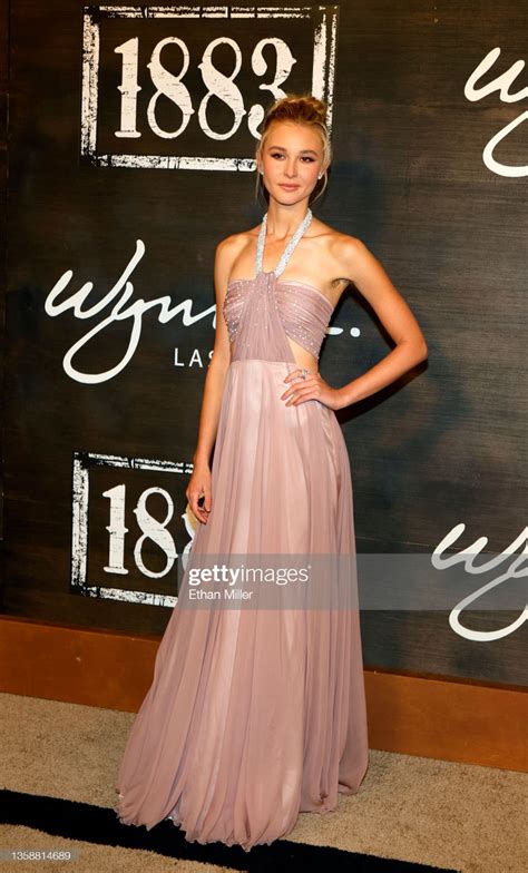 Isabel May arrives at the world premiere of "1883" at Encore Beach ...